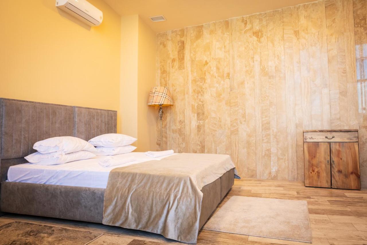 B H Y Guesthouse In Yerevan Bagian luar foto