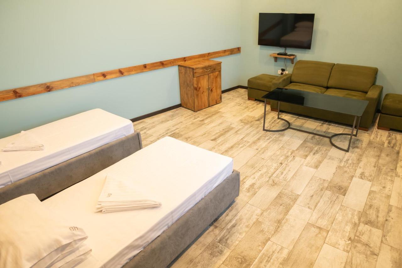 B H Y Guesthouse In Yerevan Bagian luar foto