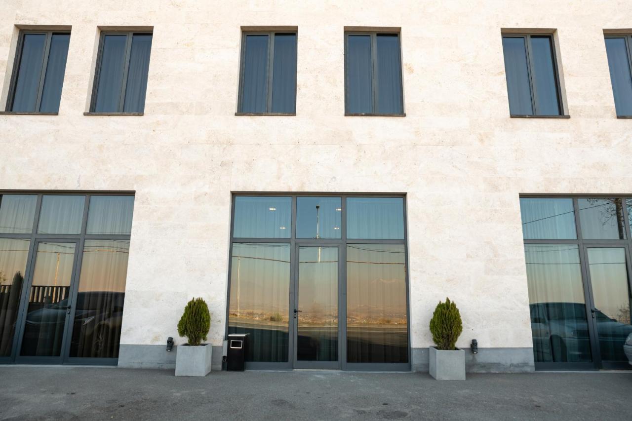 B H Y Guesthouse In Yerevan Bagian luar foto