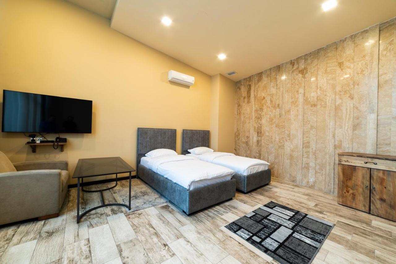 B H Y Guesthouse In Yerevan Bagian luar foto